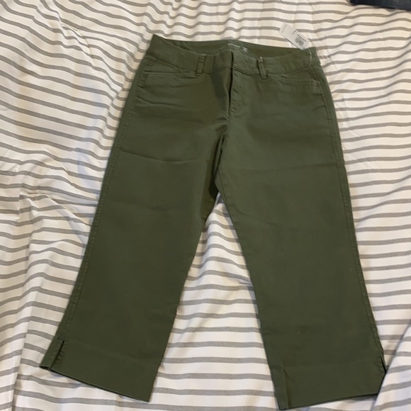 Old Navy mid rise pixie crop pant - Picture 2 of 5
